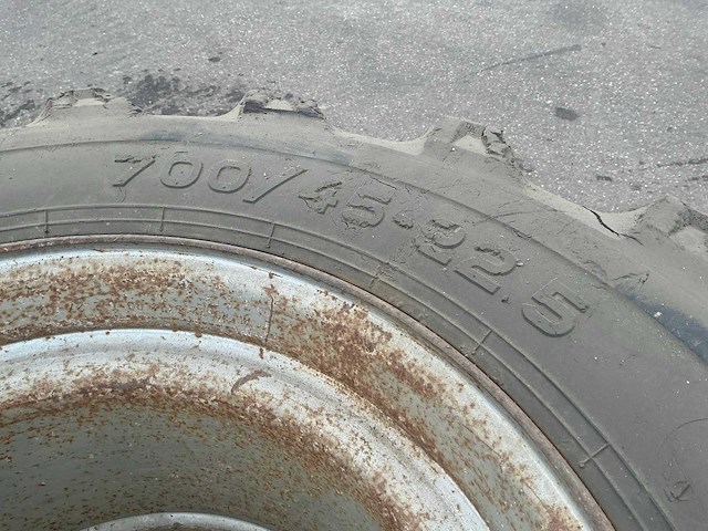 700/45-22.5 bandenset op 10 gaats velg voor graafmachine - afbeelding 17 van  17
