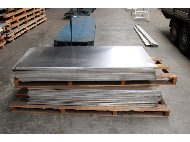75 aluminium platen met afmeting 65 x 150 cm en dikte 5 mm op 2 pallets. - afbeelding 1 van  2