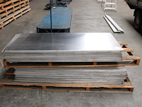 75 aluminium platen met afmeting 65 x 150 cm en dikte 5 mm op 2 pallets. - afbeelding 1 van  2