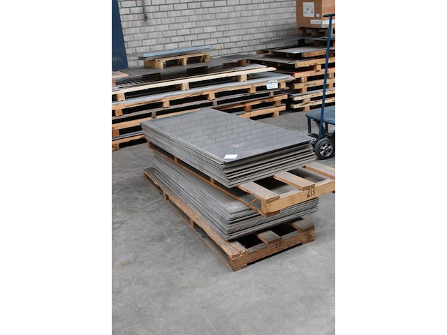 75 aluminium platen met afmeting 65 x 150 cm en dikte 5 mm op 2 pallets. - afbeelding 2 van  2