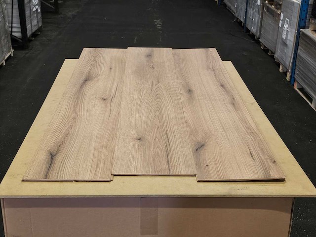 75 m2 laminaat plank - 1383 x 244 x 8 mm - afbeelding 1 van  3