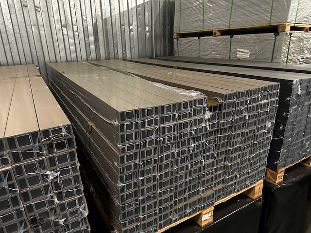 76x teak composiet lamellen / composiet roomdivider - 300 cm lang - afbeelding 1 van  5