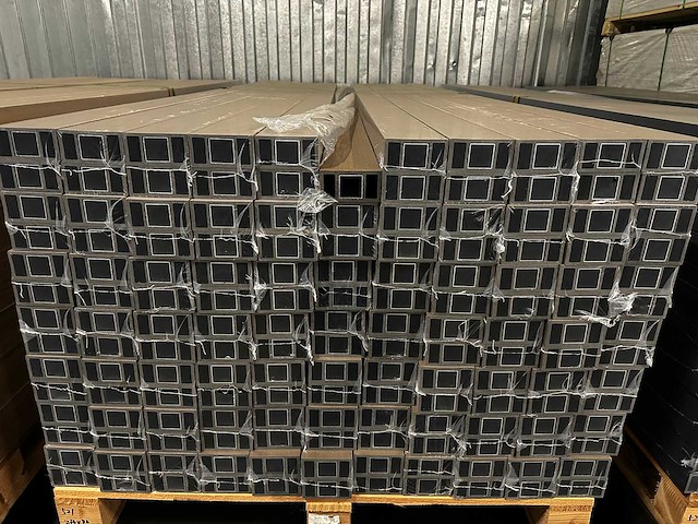 76x teak composiet lamellen / composiet roomdivider - 300 cm lang - afbeelding 3 van  5