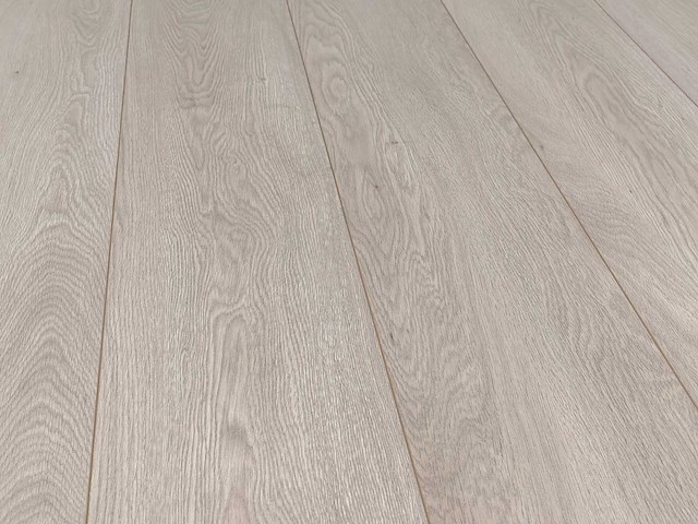 77 m2 laminaat plank - 1261 x 192 x 7 mm - afbeelding 1 van  4