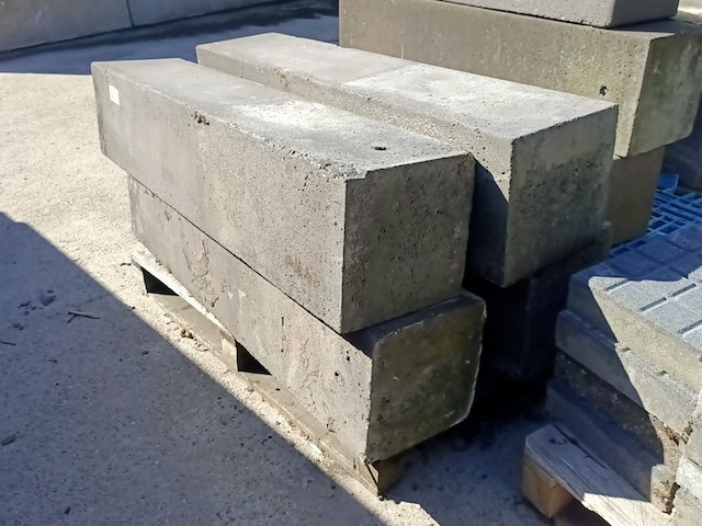 7x betonnen doorrijverbod paal - afbeelding 1 van  4