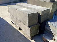 7x betonnen doorrijverbod paal