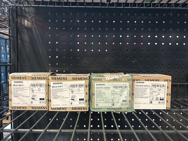 7x diverse meterkast accessoires w.o. aardlekblok, installatieautomaat siemens - afbeelding 1 van  3