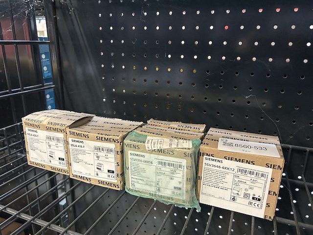 7x diverse meterkast accessoires w.o. aardlekblok, installatieautomaat siemens - afbeelding 3 van  3