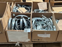 7x doos met installatiemateriaal met o.a. metalen pijpbeugels - afbeelding 1 van  8