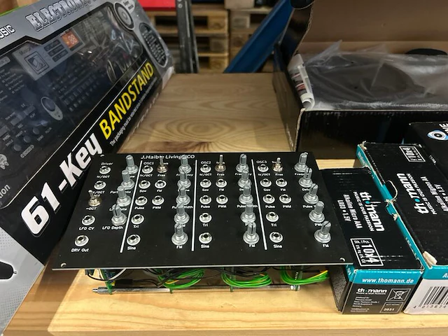 7x muziekinstrumenten, studio- en audioapparatuur, w.o. devine, roland - afbeelding 3 van  9