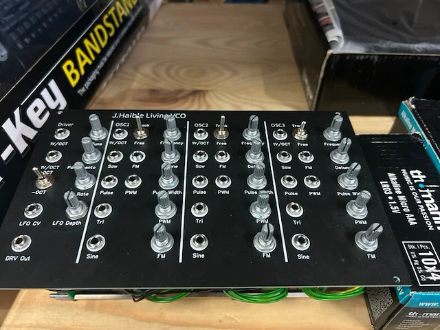 7x muziekinstrumenten, studio- en audioapparatuur, w.o. devine, roland - afbeelding 7 van  9
