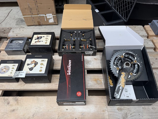 7x racefiets onderdelen w.o. cassette, v-brake set sram - afbeelding 1 van  13