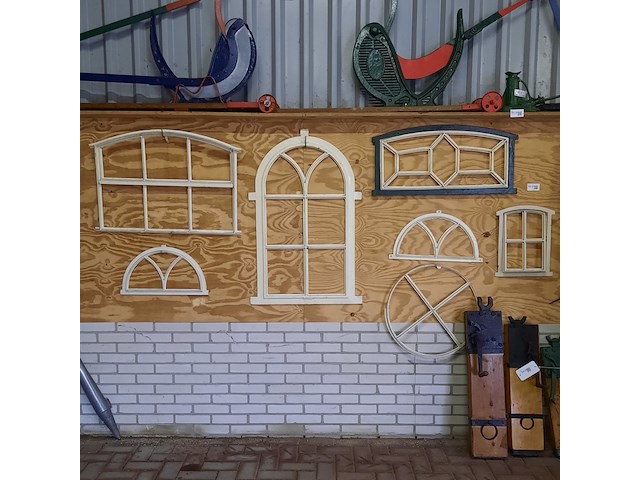 7x stalraam met diverse gereedschap - afbeelding 1 van  5