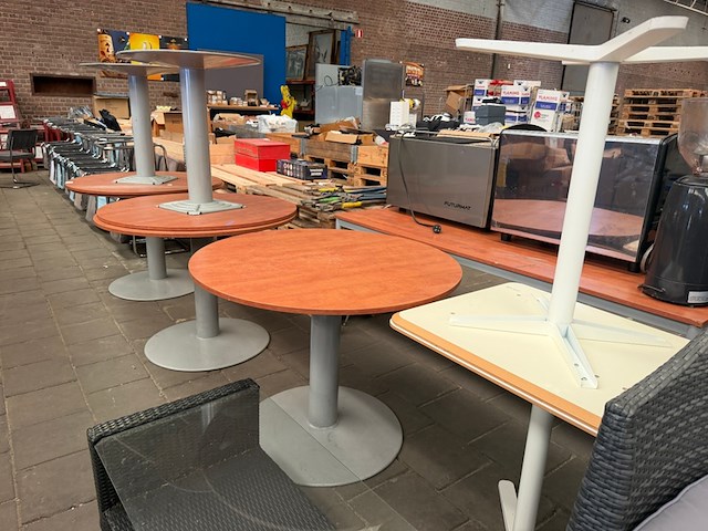 7x tafel (5x rond ø1 m, 2x vierkant 60x70 cm) - afbeelding 1 van  6