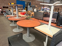7x tafel (5x rond ø1 m, 2x vierkant 60x70 cm) - afbeelding 1 van  6