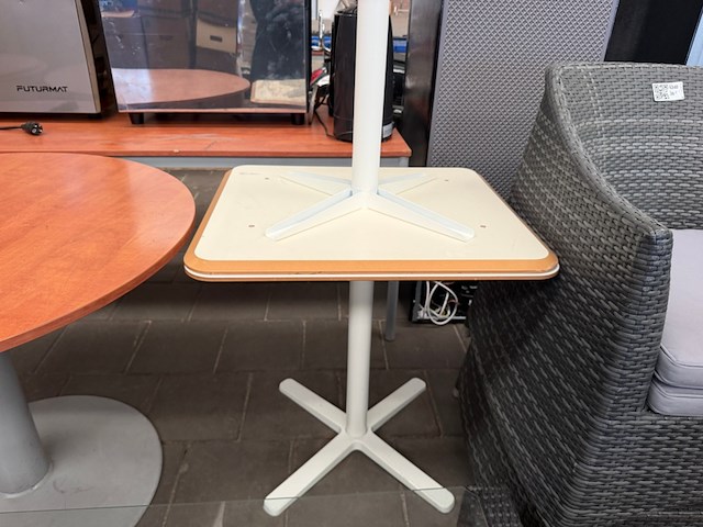 7x tafel (5x rond ø1 m, 2x vierkant 60x70 cm) - afbeelding 5 van  6