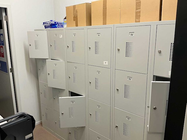 8-deurs lockerkast (4x) - afbeelding 1 van  5