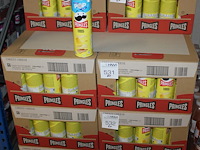 8 dozen pringles cheesy cheese. 152 bussen - afbeelding 1 van  2