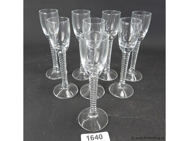 8 holmegaard twist glazen, ontworpen door jacob e. bang in 1955 voor kastrup glasværk. - afbeelding 1 van  5