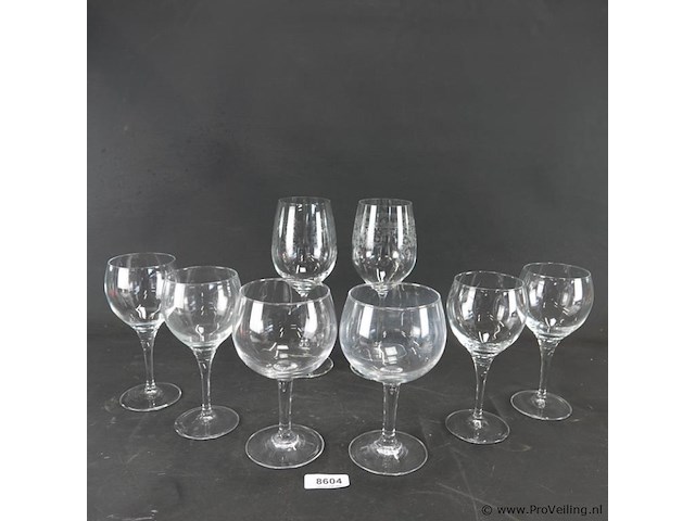 8 kristallen wijnglazen - afbeelding 1 van  5