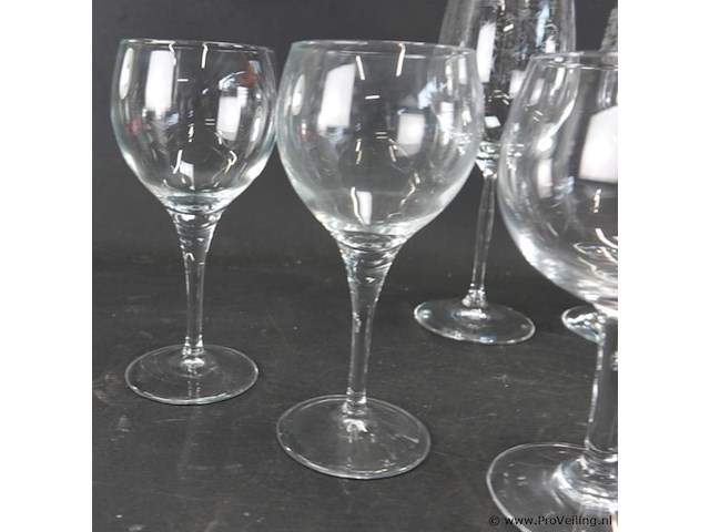8 kristallen wijnglazen - afbeelding 4 van  5