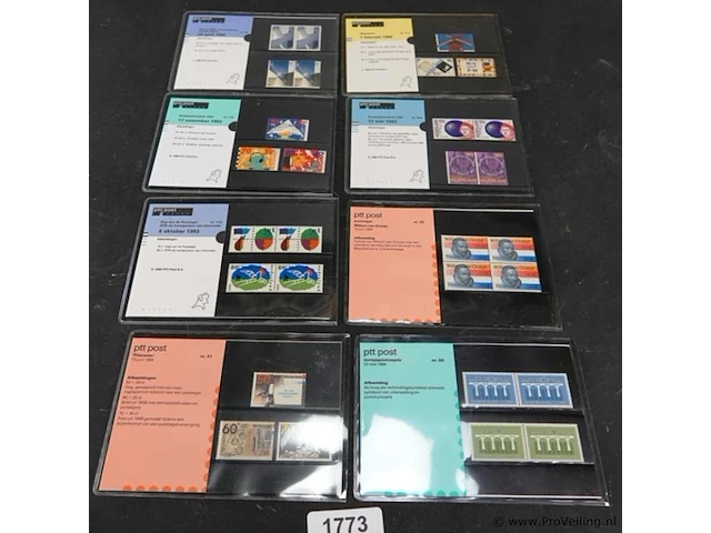 8 officiële ptt post postzegelmapjes uit diverse jaren met postfrisse postzegels - afbeelding 1 van  5