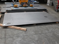 8 staalplaten in diverse maten en diktes w.o. 1560 x 3080 x 40 mm.