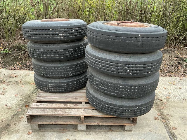 8 stuks 8.25/r15 op stalen velg - afbeelding 1 van  9