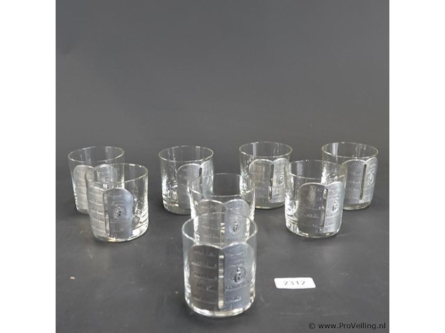 8 vintage glazen met tinnen medaillons/art deco 'pint glass measurer' - afbeelding 1 van  5