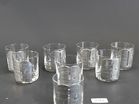 8 vintage glazen met tinnen medaillons/art deco 'pint glass measurer' - afbeelding 1 van  5