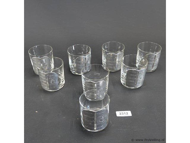 8 vintage glazen met tinnen medaillons/art deco 'pint glass measurer' - afbeelding 2 van  5