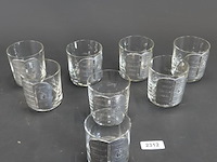 8 vintage glazen met tinnen medaillons/art deco 'pint glass measurer' - afbeelding 2 van  5