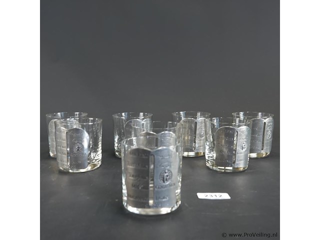 8 vintage glazen met tinnen medaillons/art deco 'pint glass measurer' - afbeelding 3 van  5