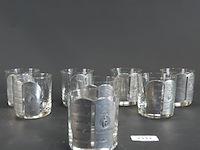 8 vintage glazen met tinnen medaillons/art deco 'pint glass measurer' - afbeelding 3 van  5