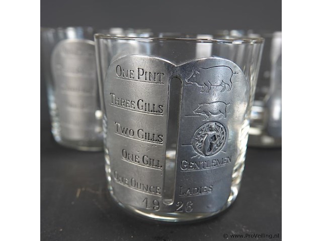 8 vintage glazen met tinnen medaillons/art deco 'pint glass measurer' - afbeelding 4 van  5