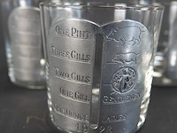 8 vintage glazen met tinnen medaillons/art deco 'pint glass measurer' - afbeelding 4 van  5