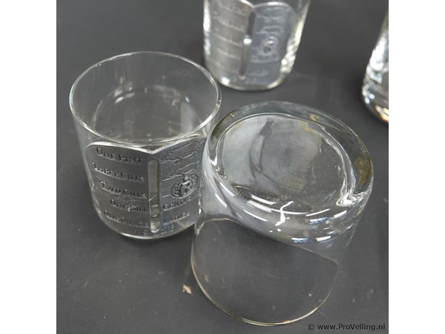 8 vintage glazen met tinnen medaillons/art deco 'pint glass measurer' - afbeelding 5 van  5