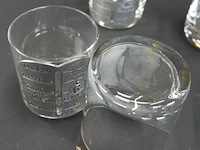 8 vintage glazen met tinnen medaillons/art deco 'pint glass measurer' - afbeelding 5 van  5