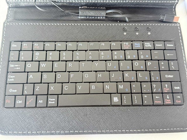 8'' wifi tablet pc, quad-core + toetsenbord + cover + oordopjes + usb-kabel - afbeelding 4 van  6