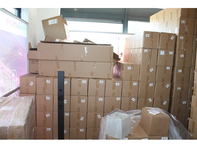 80 laadpalen met hoogte 130 cm, kabelhaak en houder voor stekker. - afbeelding 5 van  6