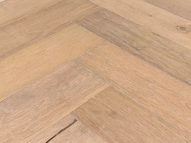 84 m2 parket eiken visgraat mutliplank - 700 x 140 x 15 mm - afbeelding 1 van  4