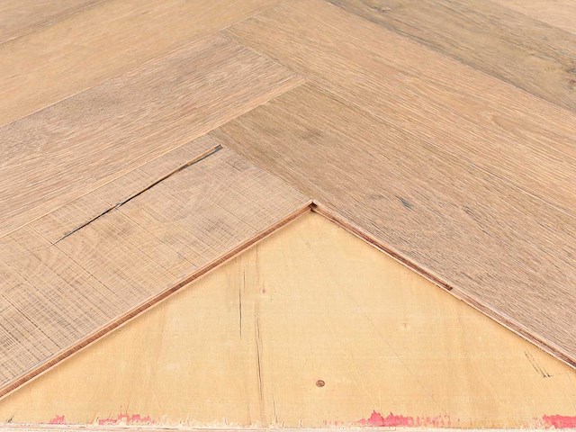 84 m2 parket eiken visgraat mutliplank - 700 x 140 x 15 mm - afbeelding 2 van  4