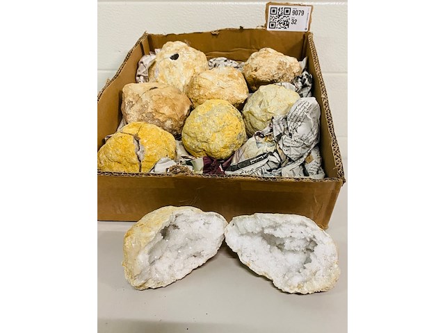8x bergkristal geodes - afbeelding 1 van  5