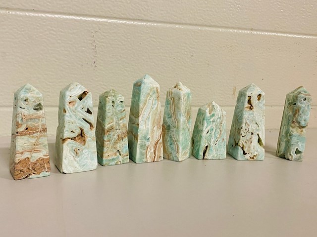 8x blue caribbean calcite obelisk 4-zijdig) - afbeelding 1 van  6