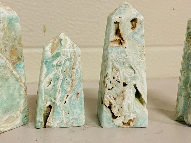 8x blue caribbean calcite obelisk 4-zijdig) - afbeelding 5 van  6