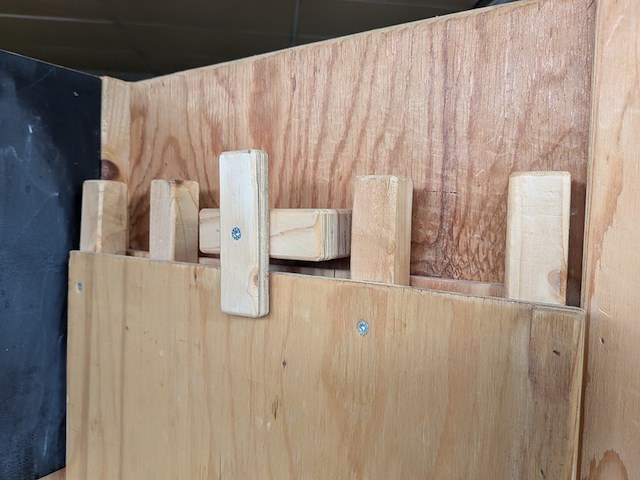 8x diverse houten showroommeubels - afbeelding 2 van  13