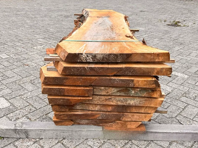 8x europees noten stam gezaagd, 52x59mm, lengte 175cm - afbeelding 3 van  3