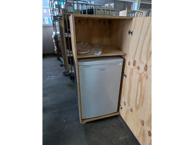 8x houten showroom meubels - afbeelding 21 van  23