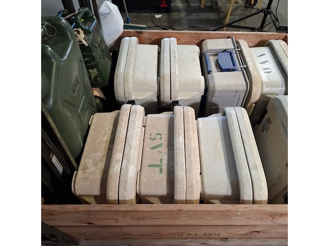 8x koelbox, jerrycans en metalen frames, o.a. blanco - afbeelding 2 van  10