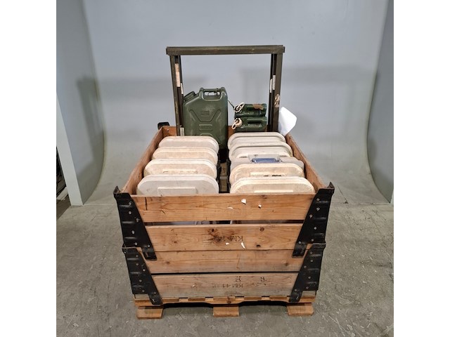 8x koelbox, jerrycans en metalen frames, o.a. blanco - afbeelding 1 van  10
